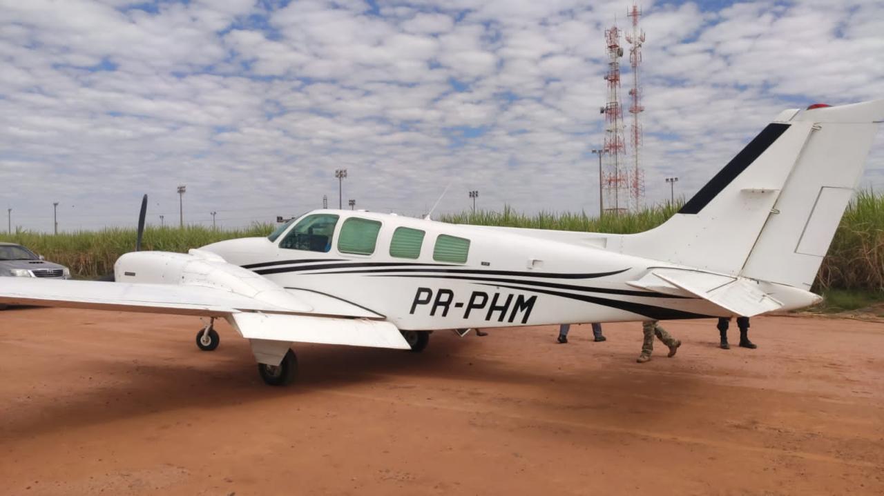 Foto 3 de 5 — Avião que trazia drogas para a região de Araraquara é interceptado por caças da FAB
